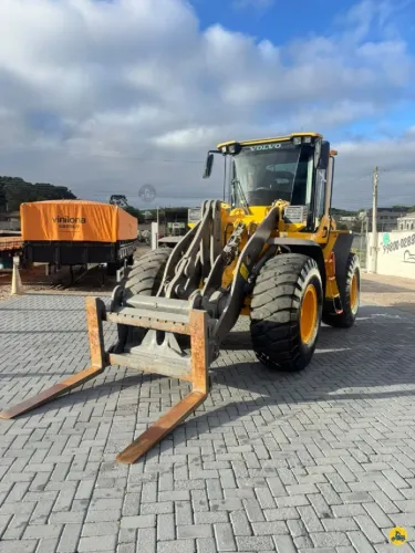 PA CARREGADEIRA VOLVO L60FCOM GARFO PALETEIRO  ANO 2023  