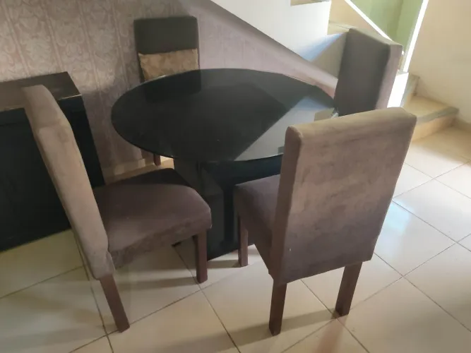 Mesa de vidro com 4 cadeiras