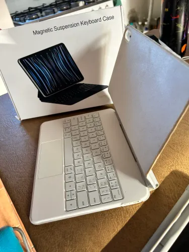 CAPA MAGNÉTICA COM TECLADO