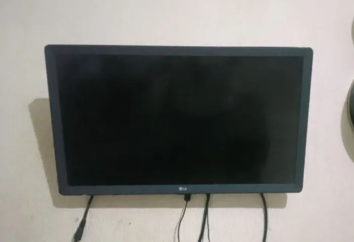 Vendo está tv 14 polegadas, está queimada, esmart fone 50 reais Meu contato *.