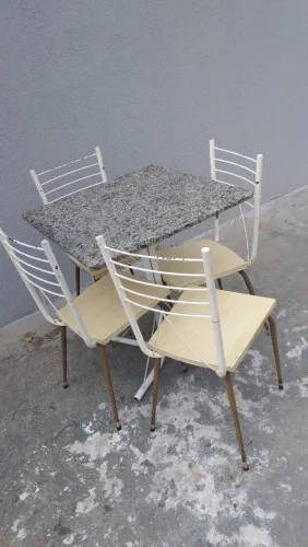 Mesa com 4 cadeiras. Entrega gratuita