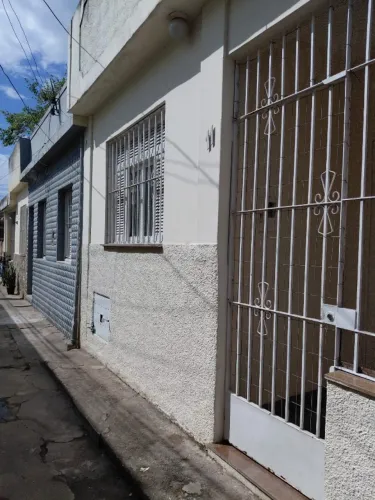 Vendo casa de vila, 2 quartos, sala cozinha, banheiro  varanda e área de serviço 1vaga car