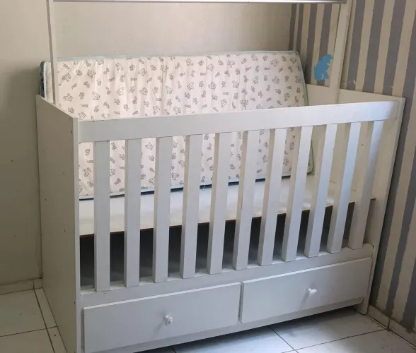 Berço Branco com 2 Gavetas e Colchão - Bom Estado