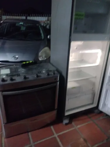 Vendo uma Geladeira dúplex Frost Free inox 440 e um fogão de 5 bocas inox 