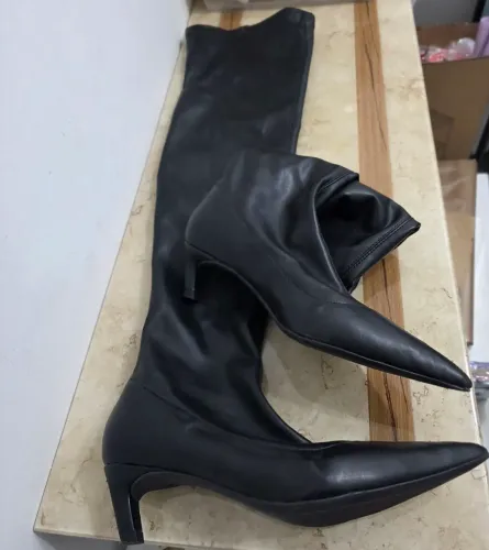 Bota cano longo, salto baixo, bico fino, Santa Lolla