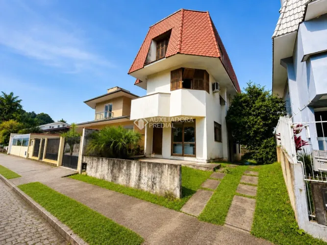 Casa Ampla com 5 Dormitórios no Itacorubi | Semimobiliada