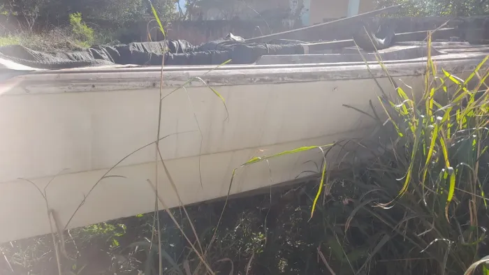 Vendo 3 lanchas sendo q uma tem motor as outras duas motor ruim