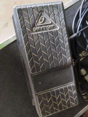 pedal de volume e expressão Behringer FCV100