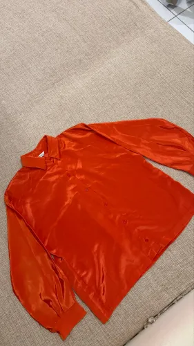 Camiseta social laranja tamanho M usada