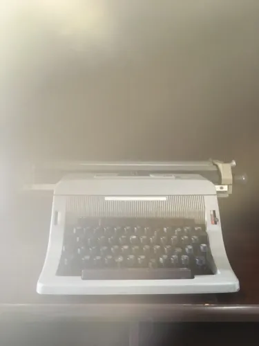 Máquina de escrever marca Olivetti, manual, modelo linea 98, cor cinza