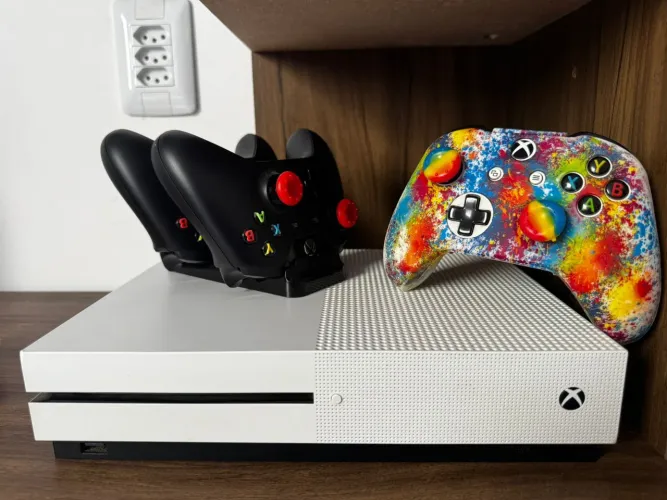 XBOX ONE S 1TB + CONTROLES