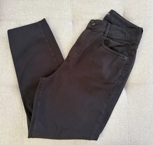 calça mom jeans da marca marisa, tamanho 40, na cor preta. Nunca usada