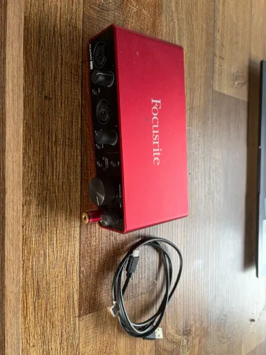 Focusrite Scarlett 2i2 3ª Geração - Interface de Áudio USB Completa