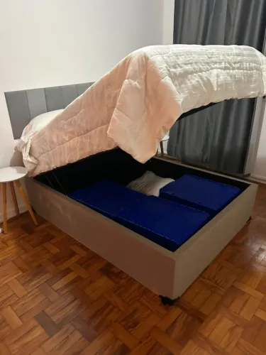 Cama Box Baú Casal Suede Bege c/ Pistão a Gás 138x188 - Pouco Uso