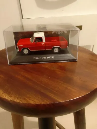 Miniatura F100 para colecionadores.