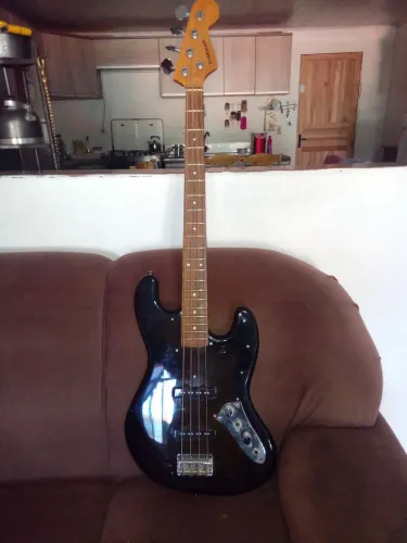 Guitarra nova contrabaixo