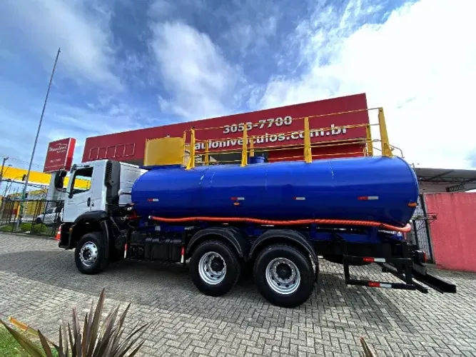 31.330 EQUIPADO COM TANQUE DE 20 MIL LITROS