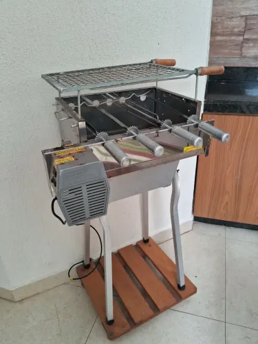 Churrasqueira elétr. a carvão, inox, braseiro alum. fundido, 4 espetos rotativos + grelha