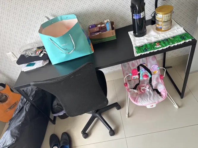Mesa e cadeira de escritório pretas