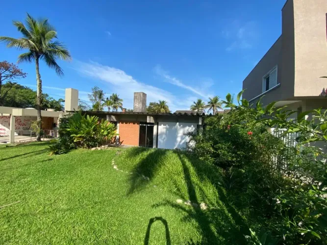 Casa em Condomínio na Enseada 2 Dormitórios, Suíte, Piscina e Churrasqueira