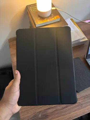 iPad 9 geração, com capa e caneta.