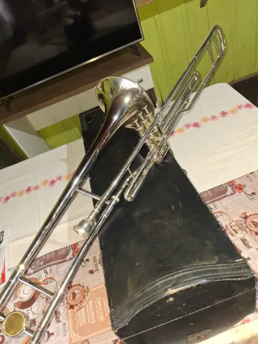 Trambone de pisto marca HOYDEN mais o suporte de trombone ambos com estojos...