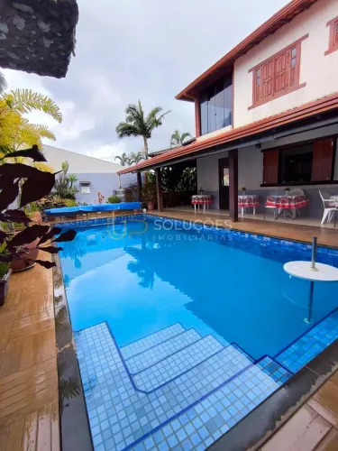 6 Suítes, Estilo Colonial + Piscina Aquecida + Sauna + Churrasqueira + Escritório + Casa d
