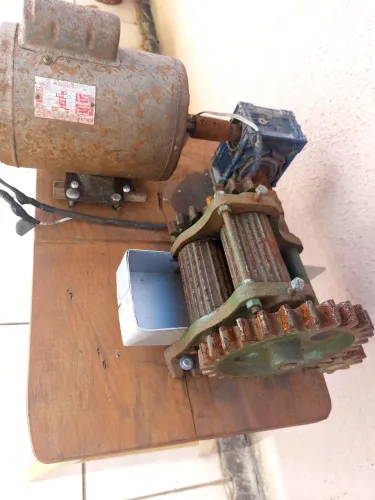 Conjunto de engenho de cana de açúcar elétrico, com mesa e suporte