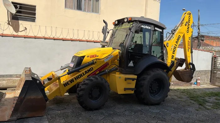 Retroescavadeira New Holland B110B (único dono) 2.200horas