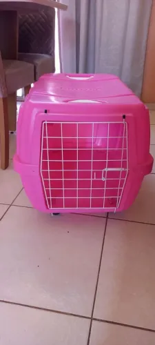 Caixa de transporte grande para cães.