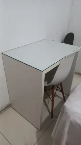 Mesa de estudo com cadeira.