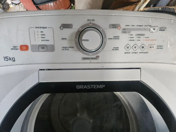 Máquina de lavar roupas Brastemp 15 quilos com pouco tempo de uso
