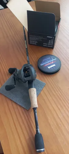 Carretilha e vara para pesca
