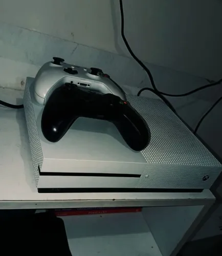 Vendo Xbox one S de 1T ( com avarias)