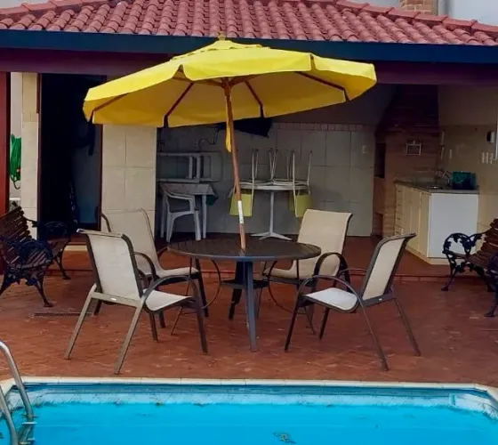 Conjunto de Mesa e Cadeiras em Alumínio