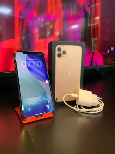 iPhone 11 pro Max original de fabrica, acompanha carregador e caixa.