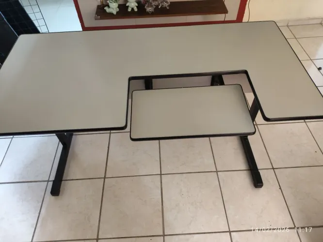 Mesa para escritório côr cinza material fórmica/ferro