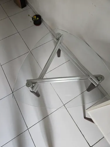 Mesa de centro com tampão de vidro