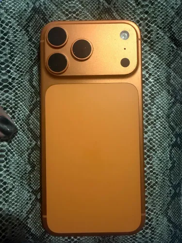 iPhone 17 pro Max laranja