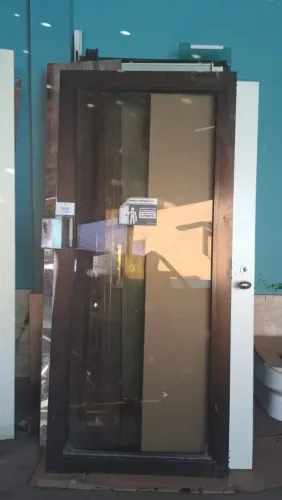 Porta de alumínio com vidro