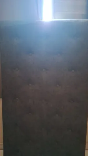 cabeceira de cama estofada com acabamento em capitonê (com botões).