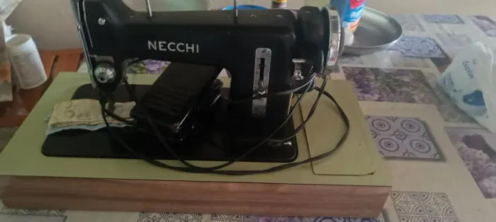Máquina de costura necchi m25
