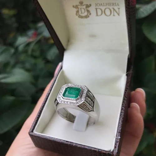 Anel em Ouro Branco 18K com Esmeralda e Diamantes