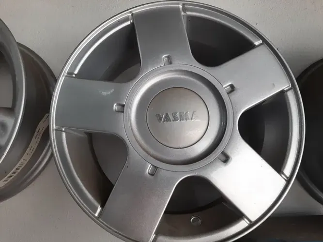 Roda aro 13 Vaska Estrela Prata 4x100 jogo novo Modelo Golf Gti