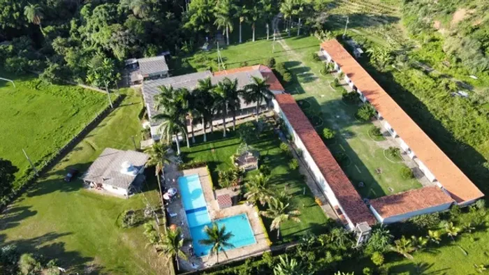 Sitio com 17 chalés pertinho de BH! Piscina, campo e muito mais!