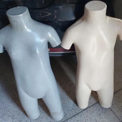 Manequins infantis para loja de roupas