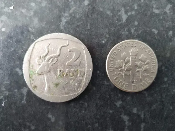 43 moedas antigas + 2 moedas internacional