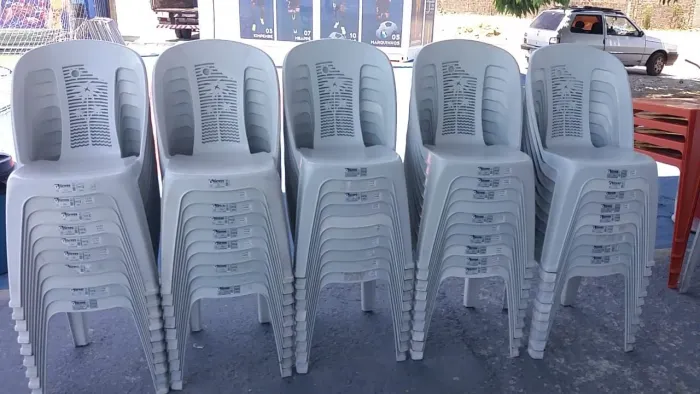 Cadeiras de plástico para eventos  Aluguel 