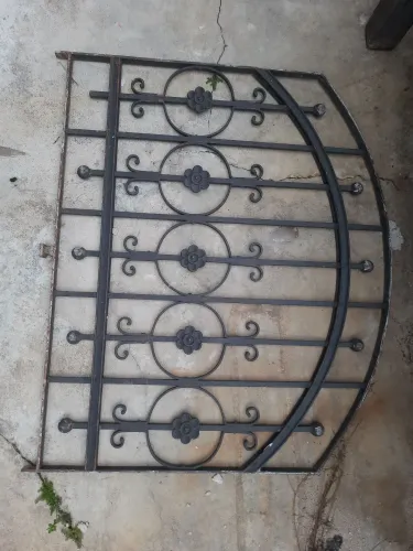 Linda grade de ferro maciço em arco.
