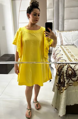 Vestido em tricoline com bolsos laterais.